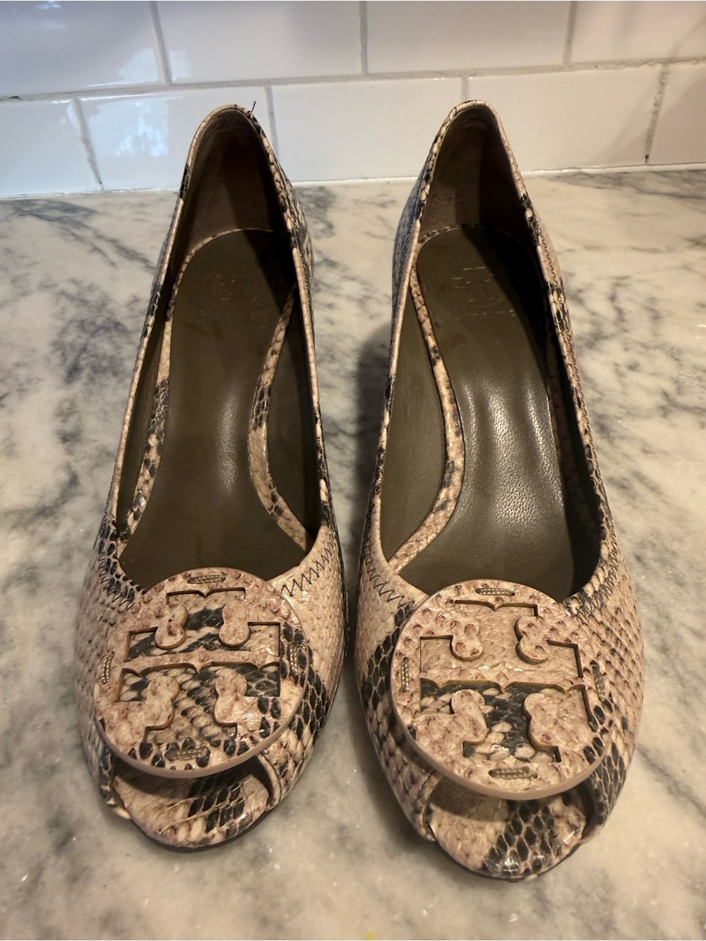 Tory Burch Sally Snakeskin Wedge Pumps Size 9 Never Worn Logo Medallion w Wedge